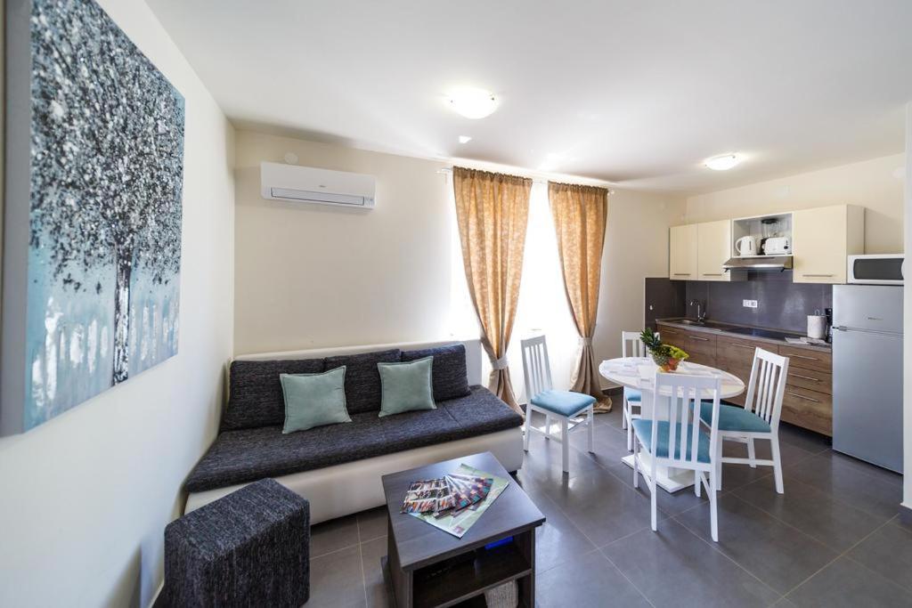 Apartments Leondori คิร์ก ภายนอก รูปภาพ