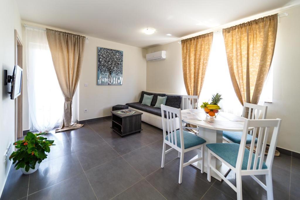 Apartments Leondori คิร์ก ภายนอก รูปภาพ