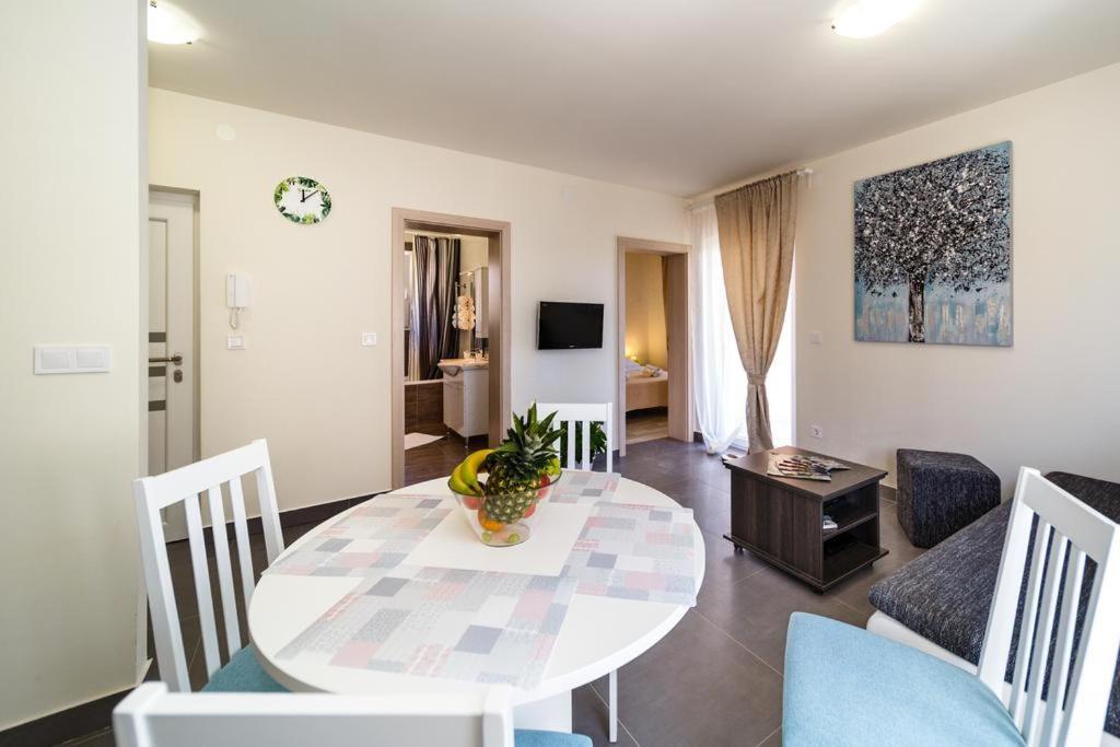 Apartments Leondori คิร์ก ภายนอก รูปภาพ