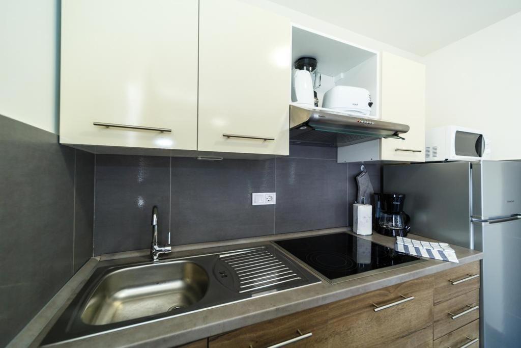 Apartments Leondori คิร์ก ภายนอก รูปภาพ