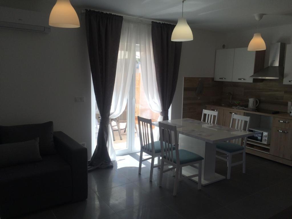 Apartments Leondori คิร์ก ภายนอก รูปภาพ