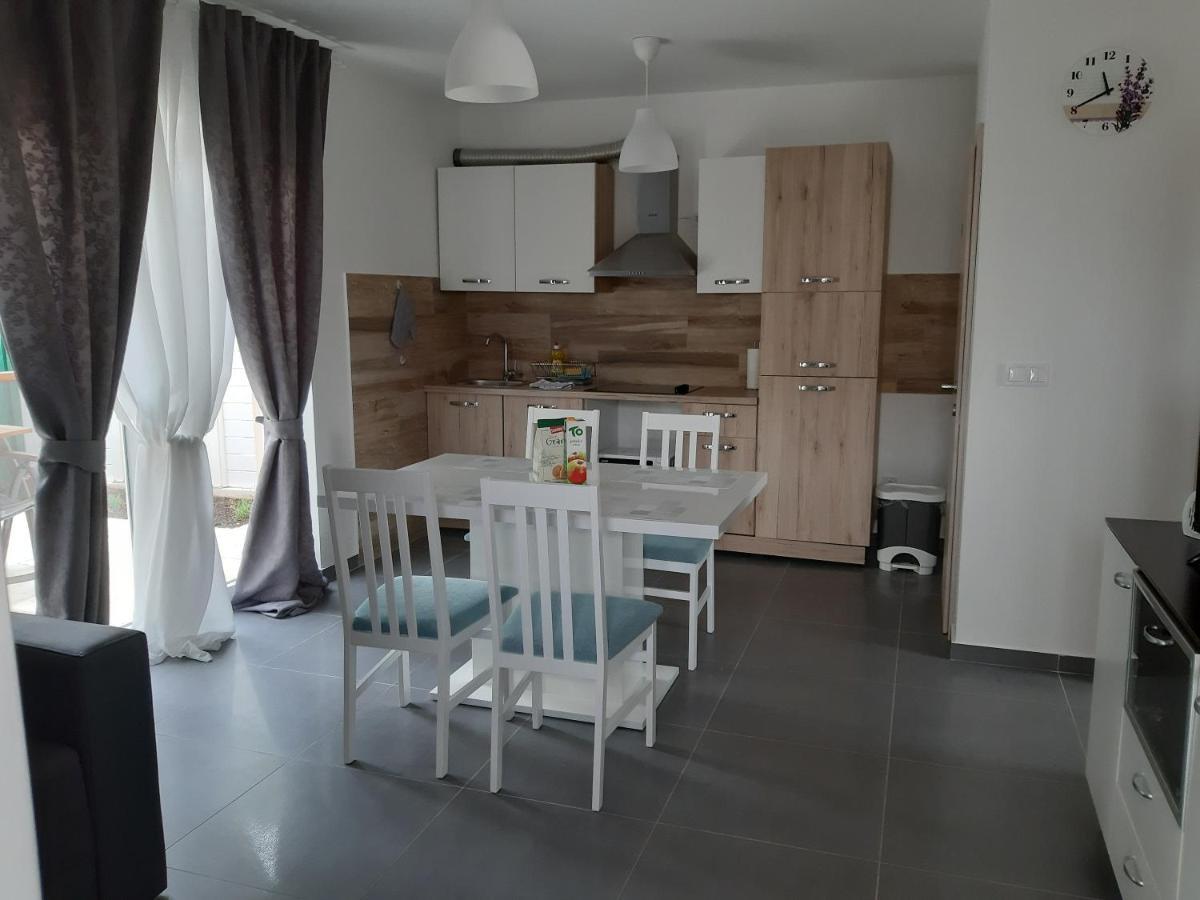 Apartments Leondori คิร์ก ภายนอก รูปภาพ